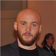 Insegnante di inglese neolaureato, con un livello di competenza C1, esegue lezioni private di potenziamento e consolidamento della materia